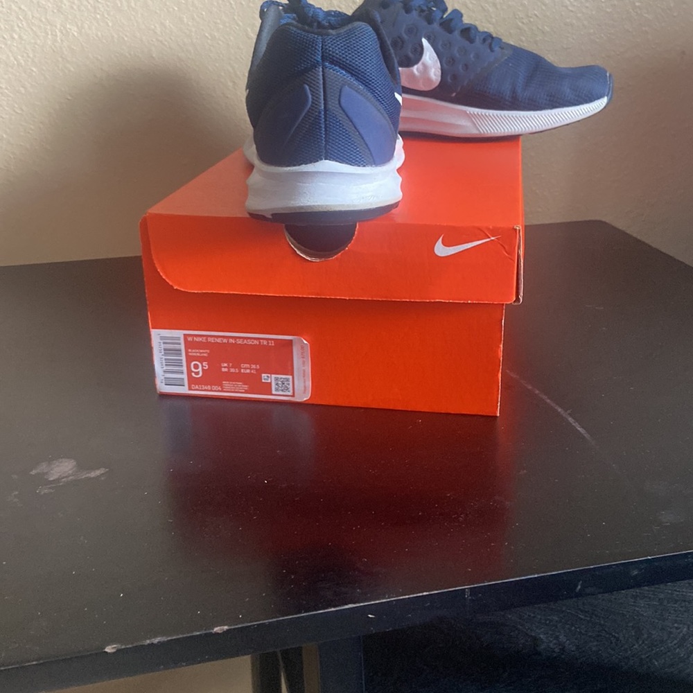 Nike - Picture 3 of 6